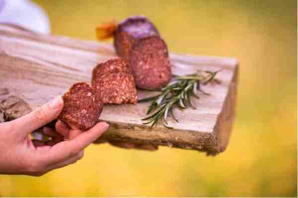 Würzige Knoblauch-Salami